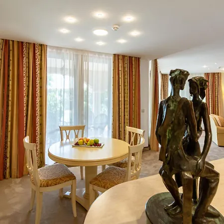 Helena Vip And ヴィラ