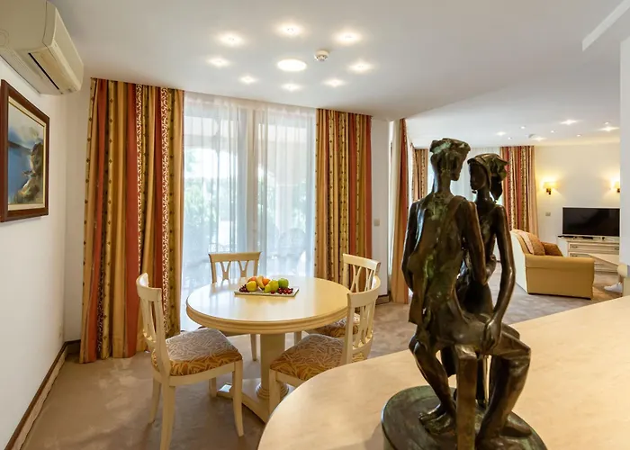 Helena Vip And Луксозна вила