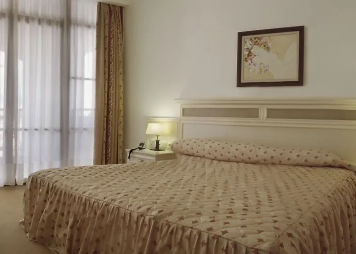 Луксозна вила Helena Vip And *